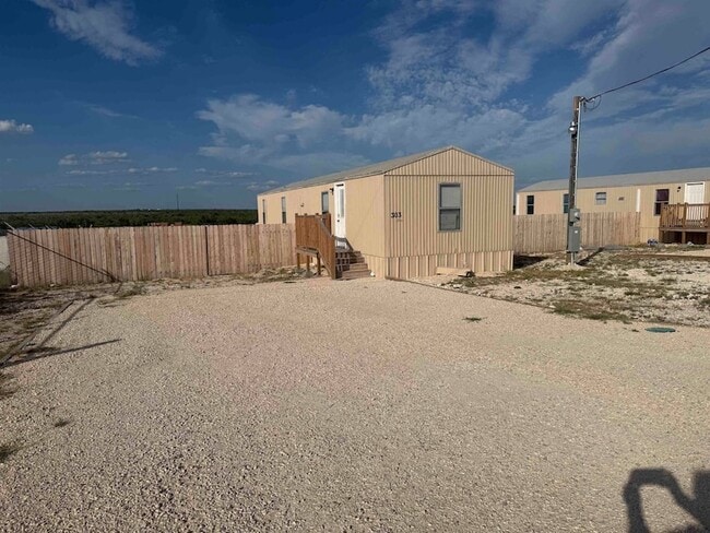 Photo - 303 Lewis Dr