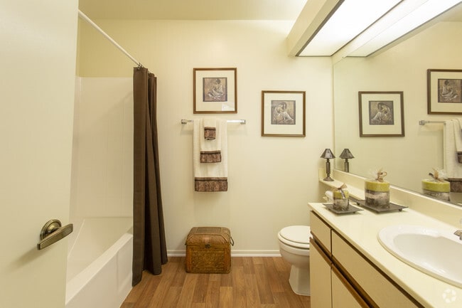 1BR,1BA-750SF - Cypress Point