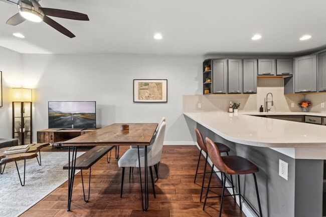 Photo - 2015 Rabb Glen St Unit ID1254581P