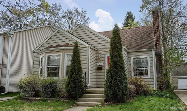 Building Photo - 348 E Maplehurst Ave