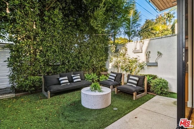 Photo - 722 Marine St