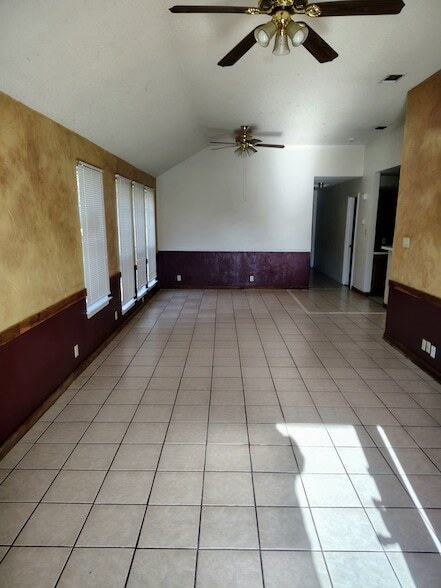 Photo - 218 King Ln