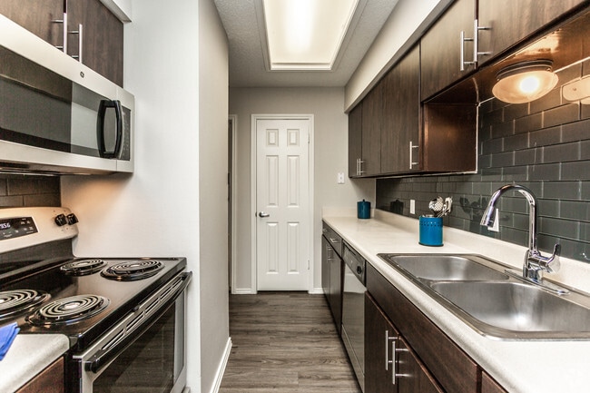 1BR, 1BA - 664SF (The Monterey) Kitchen - Summer House Apartment Homes