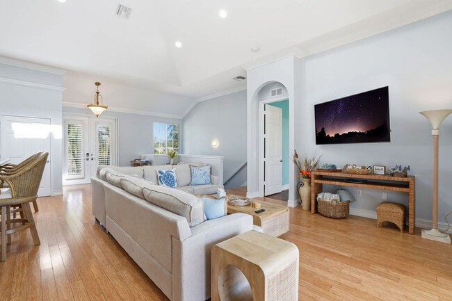 Photo - 3011 Pine Tree Dr Unit ID1364127P