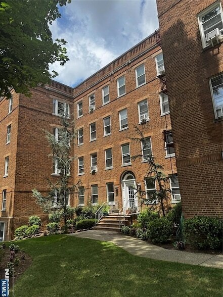 Building Photo - 250 Broad Ave Unit GRD