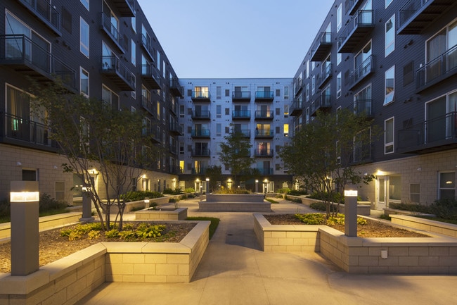 Courtyard - Five15 on the Park