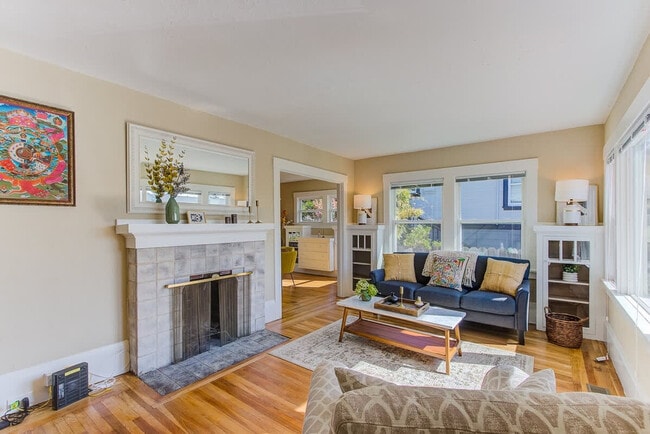 Building Photo - 2243 Woolsey St Unit ID1355615P