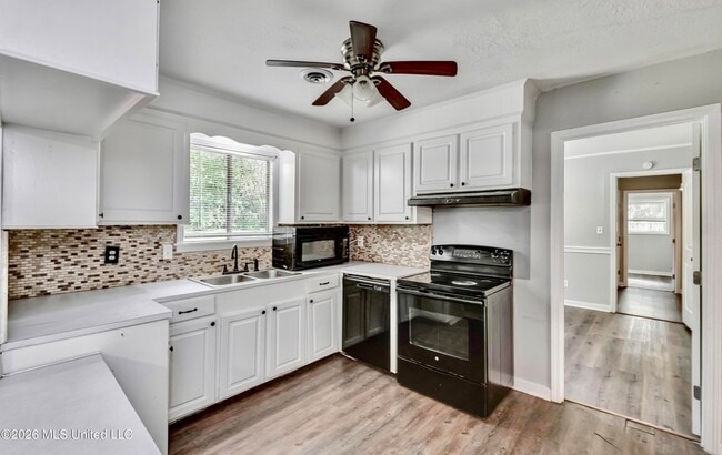 Photo - 823 Dunton Rd