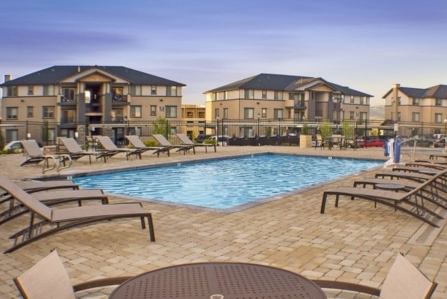 Beautiful Summer Pool - Ruby Vista Apartments