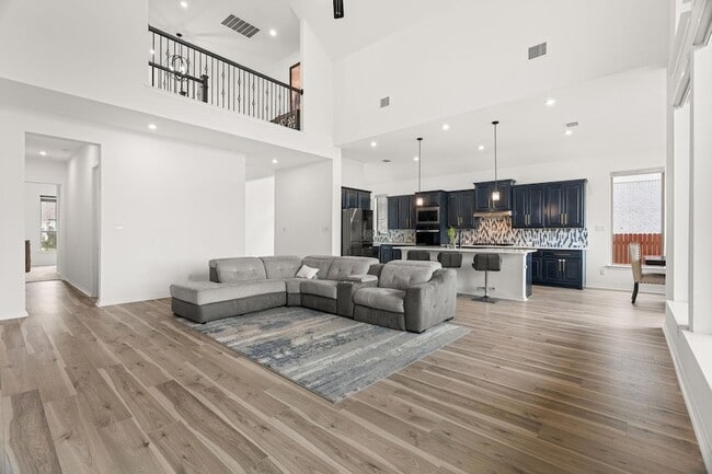 Photo - 372 Hollister Dr