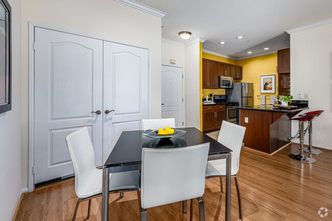 2BR, 2BA - 984SF - Dining Room - Da Vinci