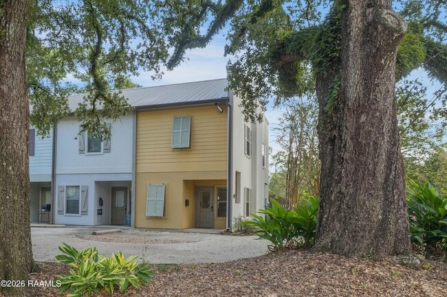 Building Photo - 701 W Taft St Unit 7