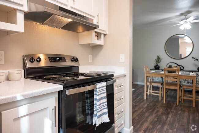 2BR, 1BA - 820SF - Kitchen - Oak & Ivy