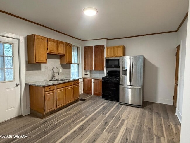 Photo - 345 Hastings St