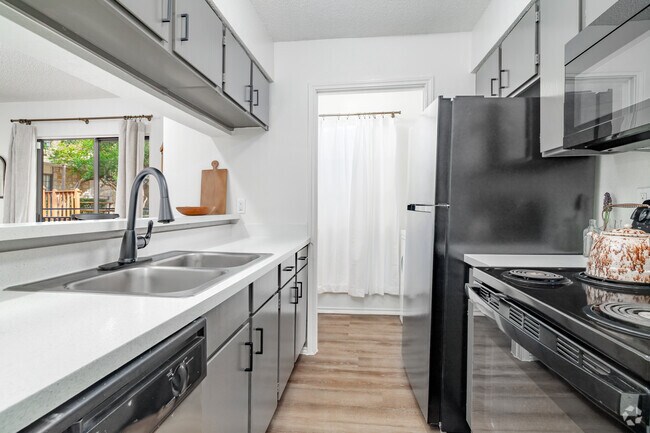 1BR, 1BA - 740SF - Kitchen - The Broadwater at Salado Creek