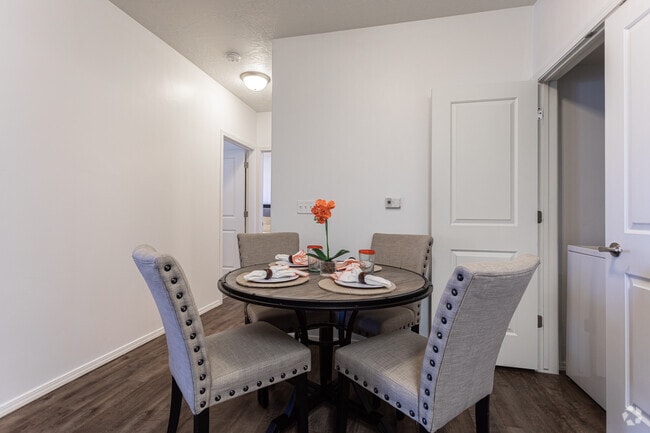 2BR, 2BA - 1,010SF - Triton Terrace