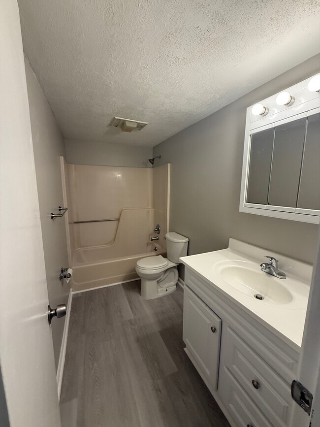 1x1 Bath - Secret City Apartments