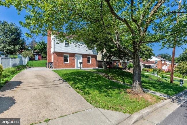 Building Photo - 4816 Woodlawn Dr