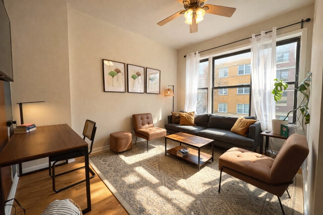 Building Photo - 906 N Damen Ave Unit SI ID1379014P