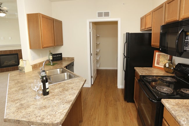 1BR, 1BA - 748 SF - Villas at Park West