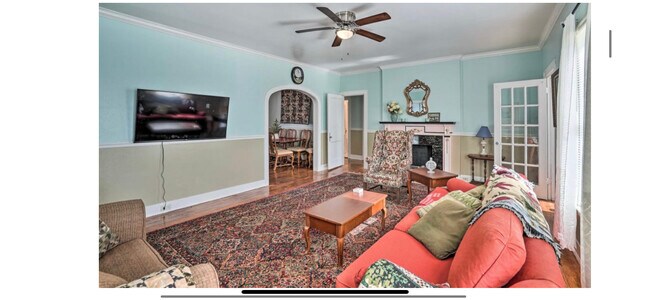 Photo - 322 College St