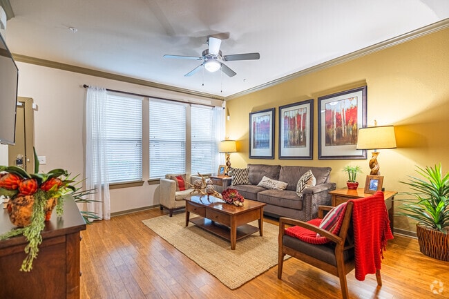 1BR, 1BA - 850SF - Living Room - Aliso Briar Forest