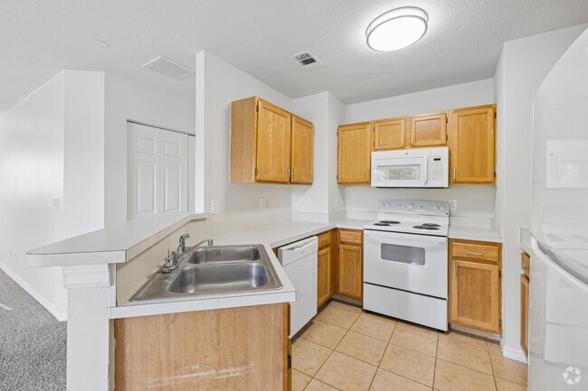 2BR, 2BA - 1,051SF - Kitchen - Palm pointe