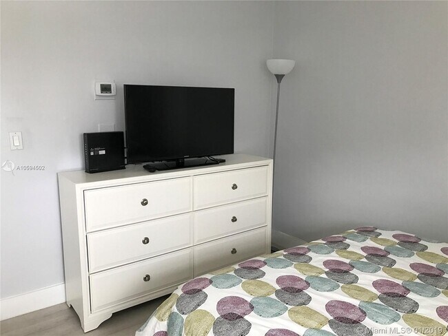 Building Photo - 3801 S Ocean Dr Unit 10V
