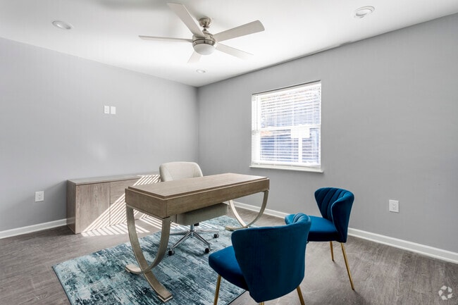 2BR, 1BA - 850 SF - Gardens at Park West