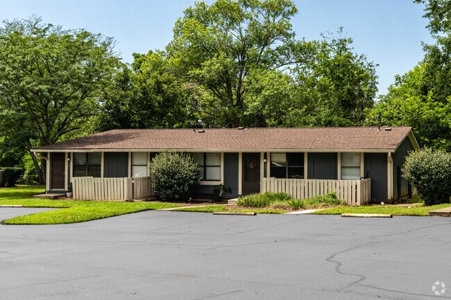 Building Photo - Redwood Hollow