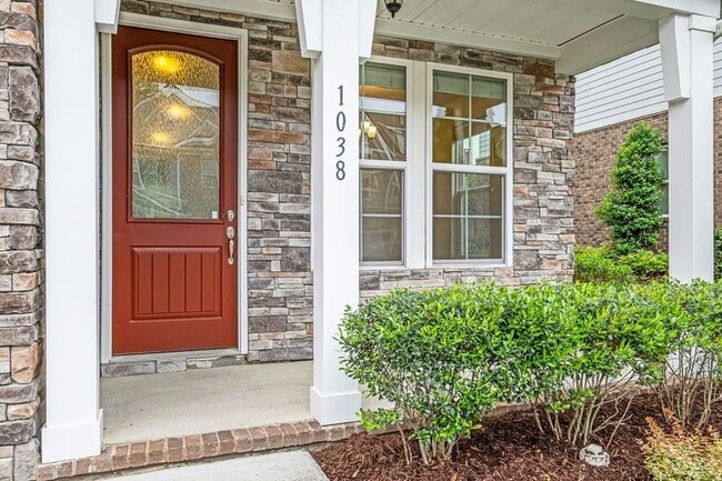 Photo - 1038 Livingstone Ln