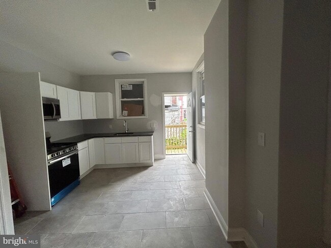 Building Photo - 250 N Salford St