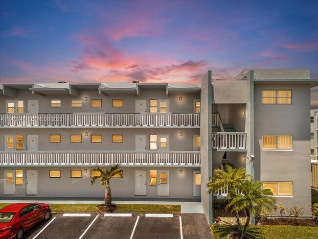 Building Photo - 2200 Park Ln Unit 109