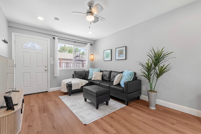 Building Photo - 2326 Cherry Ave Unit ID1310560P