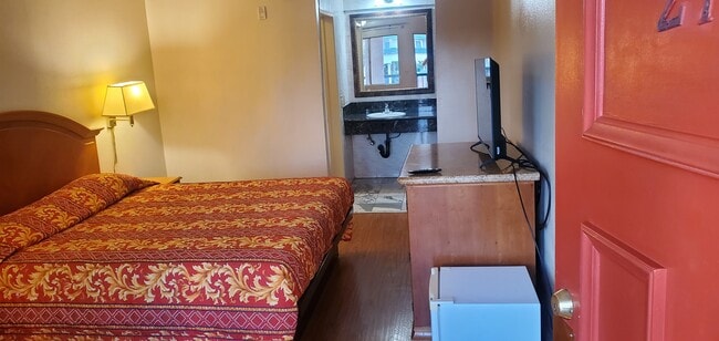 Building Photo - 1515 E Colorado St