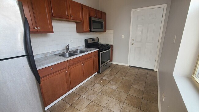 Photo - 604 E Marquette Rd