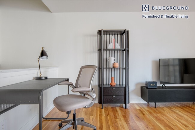 Photo - 123 E 54th St