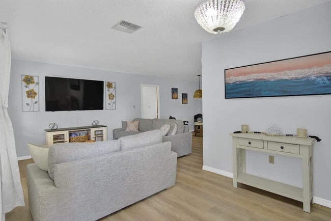 Building Photo - 1045 N Cres Dr Unit ID1250622P