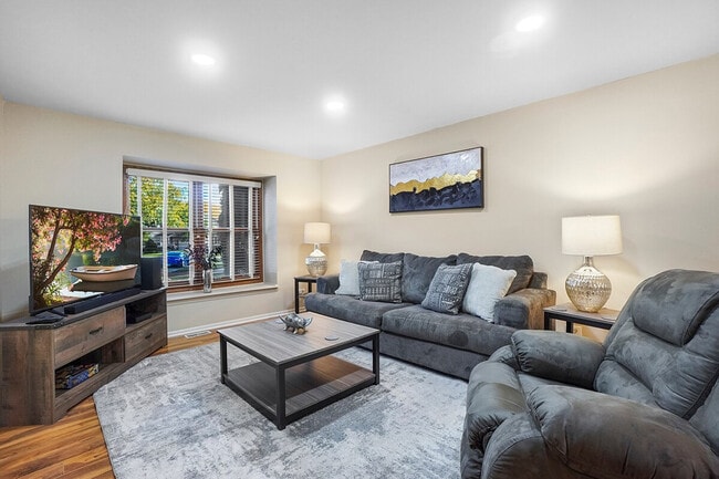 Building Photo - 2323 Woodview Ln Unit ID1285057P