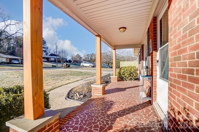 Photo - 10 Spruce Pine Dr