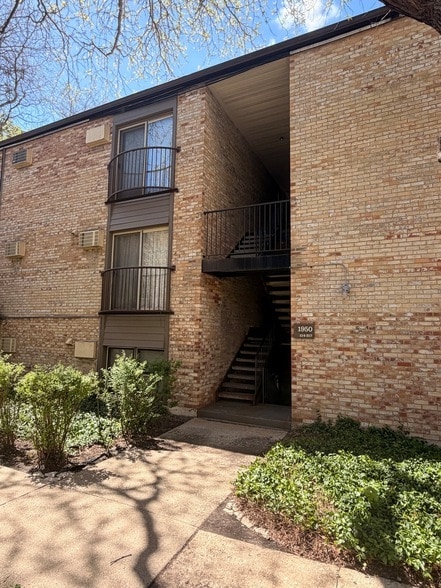 Building Photo - 1950 Cherry Ln Unit 316