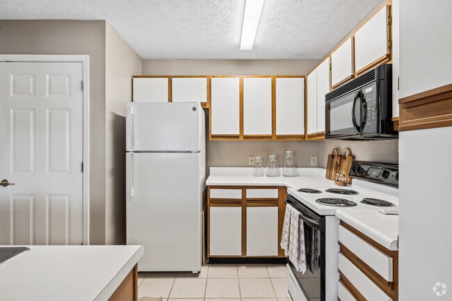 2BR, 2BA - 1,000SF - Kitchen - Berry Hill Apartments
