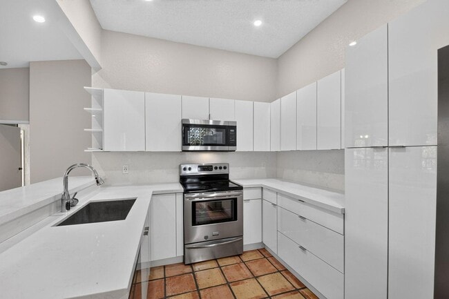 Photo - 5451 Verona Dr Unit N