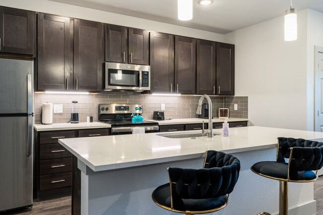 Building Photo - 3930 Westcliff Rd Unit ID1228618P