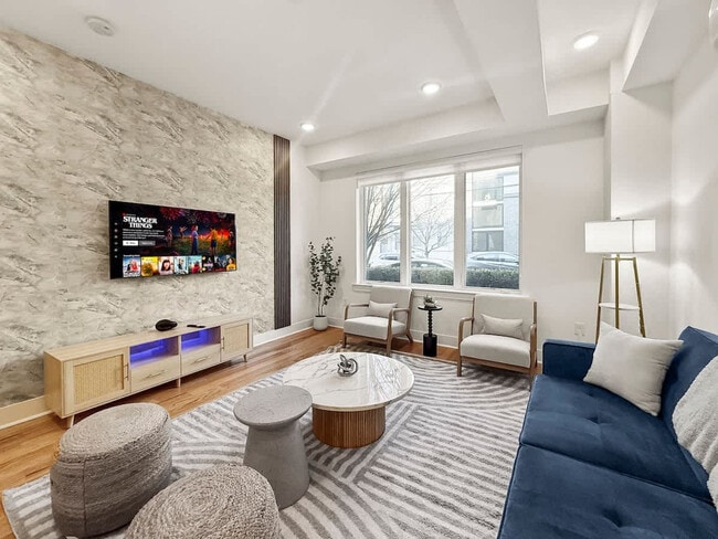 Photo - 236 W Thompson St Unit ID1055776P