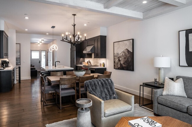 Photo - 5 Wildwood Rd W Unit ID1255729P