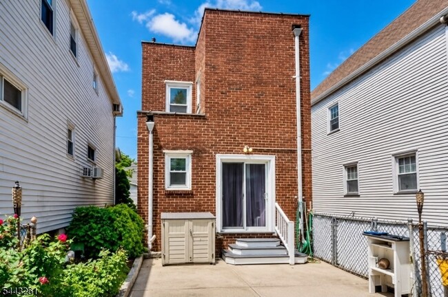 Building Photo - 116 Brighton Ave