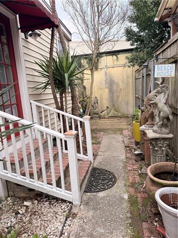 Photo - 611 Lyons St