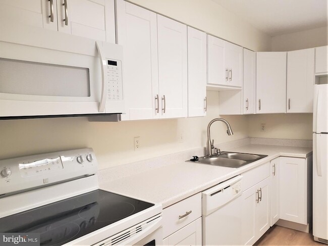 Building Photo - 15100 Interlachen Dr Unit 4-516