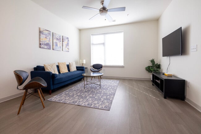 Building Photo - 633 E Main St Unit ID1014628P